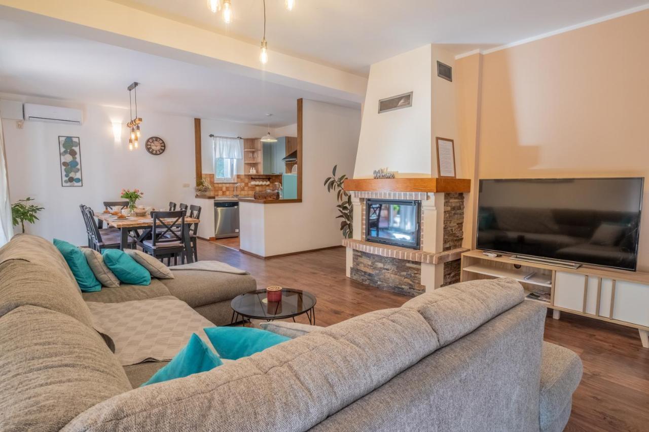 Amazing 4 Bedroom Villa With Swimming Pool And Wifi, Family Frendly Tribalj  Exterior foto