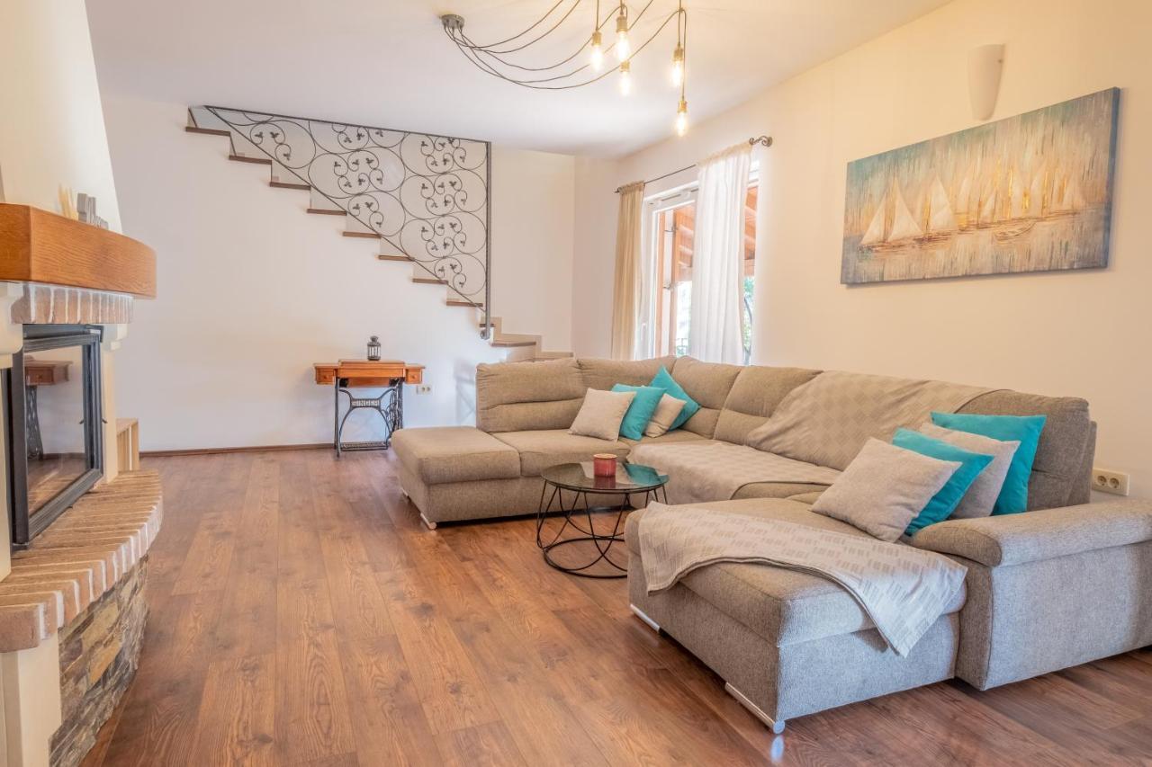 Amazing 4 Bedroom Villa With Swimming Pool And Wifi, Family Frendly Tribalj  Exterior foto